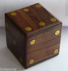 BOITE CUBIQUE EN BOIS 5 DES