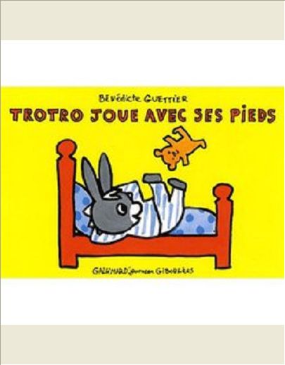 TROTRO JOUE AVEC SES PIEDS