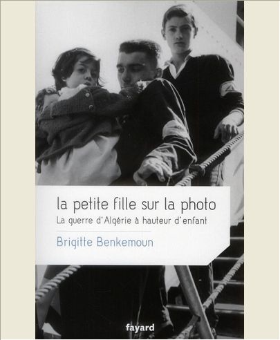 LA PETITE FILLE SUR LA PHOTO - LA GUERRE D'ALGERIE A HAUTEUR D'ENFANT
