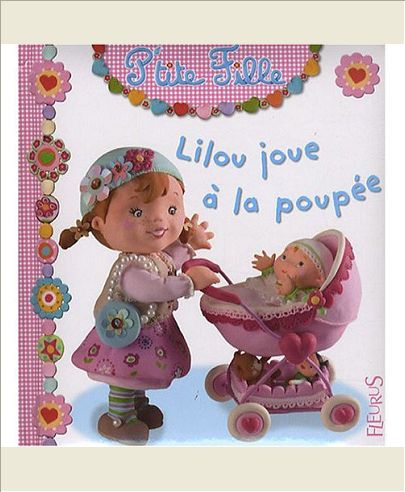 LILOU JOUE A LA POUPEE