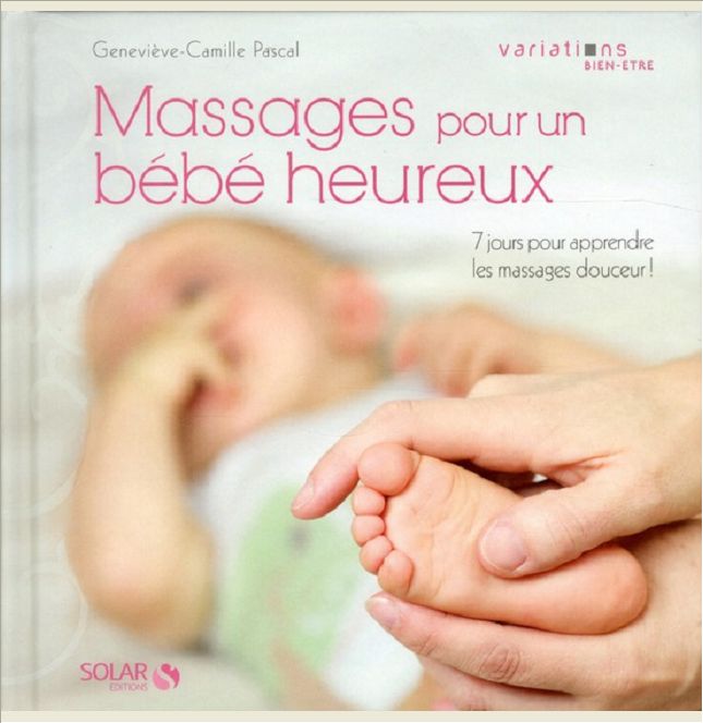 UN BEBE HEUREUX AVEC LES MASSAGES