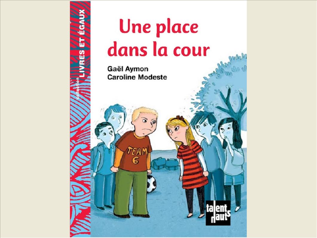 UNE PLACE DANS LA COUR
