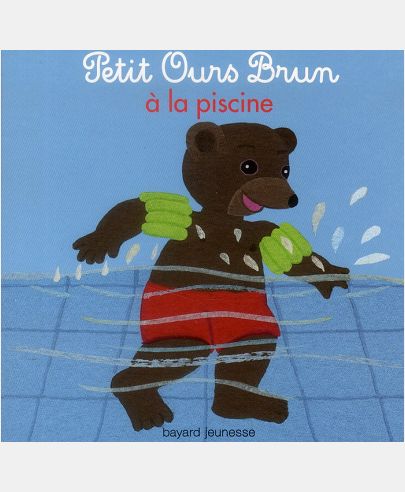 PETIT OURS BRUN A LA PISCINE