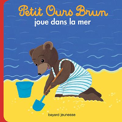 PETIT OURS BRUN JOUE DANS LA MER