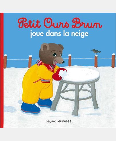 PETIT OURS BRUN JOUE DANS LA NEIGE