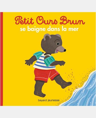 PETIT OURS BRUN SE BAIGNE DANS LA MER