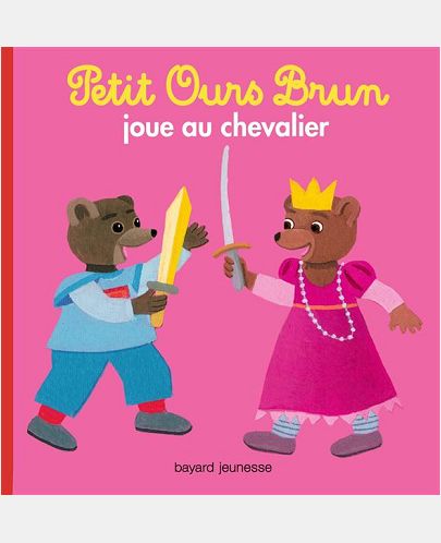 PETIT OURS BRUN JOUE AU CHEVALIER