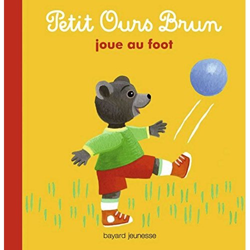 PETIT OURS BRUN JOUE AU FOOT