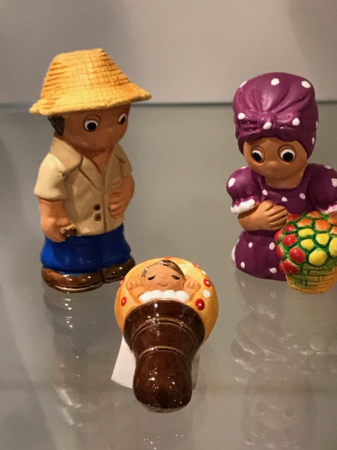 CRECHE DU MONDE EN CERAMIQUE 3 PIECES