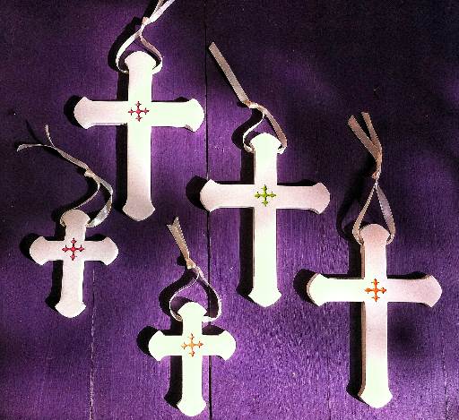 CROIX LATINE EN TERRE CUITE BLANC MOTIF COLORE 9*7 CM